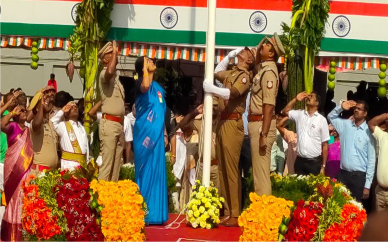 மாவட்ட ஆட்சியர் பூங்கொடி தேசிய கொடியை ஏற்றி வைத்தார்