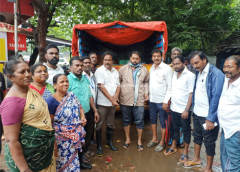 மழை வெள்ளம் சூழ்ந்த பகுதி மக்களுக்கு உணவு அளித்து வரும் போலீஸ் நியூஸ் பிளஸ்