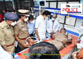 இறந்து போன பெண் தலைமைக் காவலர் கவிதாவின் உடலுக்கு மலர் வளையம் வைத்து அஞ்சலி