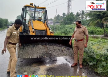 சாலைகளில் தேங்கிய மழை நீரை வெளியேற்றிய போலீசார்