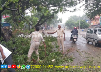 சாலையில் முறிந்து விழுந்த மரத்தினை அப்புறப்படுத்தி மீட்பு பணிகளை மேற்கொண்ட காவலர்களுக்கு  பாராட்டு