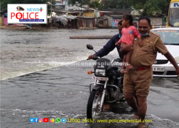 பாலத்தை கடக்க பொதுமக்களுக்கு உதவி செய்து வரும் காவல் உதவி ஆய்வாளர்