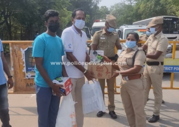 போலீஸ் நியூஸ் சார்பாக மாஸ்க் உள்ளிட்ட பாதுகாப்பு உபகரணங்கள் ராணிப்பேட்டை எஸ்.பி யிடம் வழங்கப்பட்டது