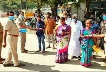 இலவச முகக்கவசங்கள் வழங்கி தீவிர விழிப்புணர்வு