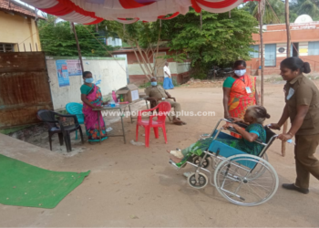 நடக்க முடியாத நிலையிலும் வாக்கு அளிக்க வந்த மூதாட்டியை தள்ளுவண்டி மூலம் அழைத்துச் சென்று ஓட்டு போட உதவிய பெண் காவலர்