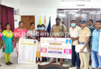 சக காவலர் குடும்பத்திற்கு நிதி உதவி வழங்கிய 2011  பேட்ச் காவலர்கள்