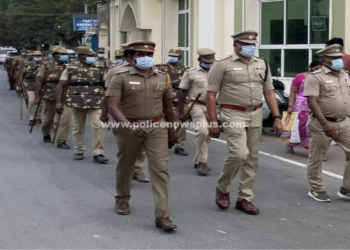 மதுரையில் உள்ளாட்சி தேர்தலையொட்டி போலீசாரின் கொடி அணிவகுப்பு.