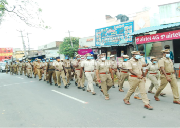 மதுரை அலங்காநல்லூரில் போலீஸ் கொடி அணி வகுப்பு: