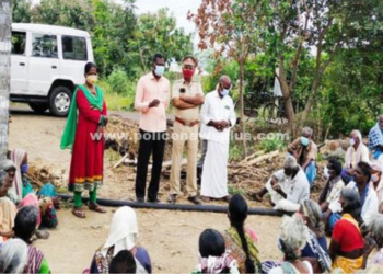 கிராமத்தில் வசிக்கும் பொதுமக்களிடம் பெண்கள் மற்றும் குழந்தைகள் பாதுகாப்பு குறித்து விழிப்புணர்வு