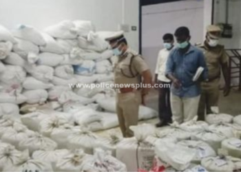 கைப்பற்றப்பட்ட ரேஷன் அரிசி மற்றும் கோதுமை மூட்டைகள்