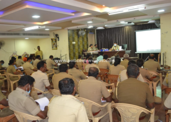 காவல்துறையினருக்கு சான்றிதழ்கள்