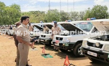 வாகனங்களில் போலீசார் ஆய்வு