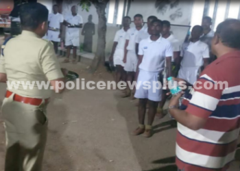 உணவுகளை ஆய்வு செய்த போலீசார்