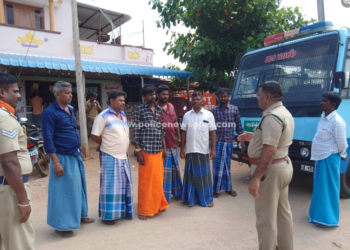 பொதுமக்களிடம் காவல்துறையினர்