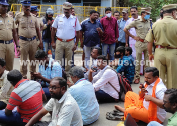 பத்திரிகையாளர்கள் சாலை மறியல் போராட்டம்