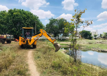 சீரமைக்கும் பணியில் ஈடுபட்ட இளையோர்கள்