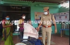 மாற்றுத்திறனாளிகளுடன் காவல் கண்காணிப்பாளர்