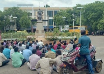 மதுரையில் பணியாளர்கள், ஆர்ப்பாட்டம் 136 பேர் கைது