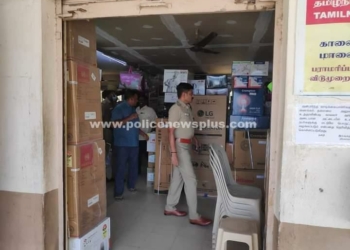 பல்பொருள் அங்காடியில், எஸ்.பி ஆய்வு