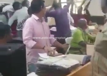 ஊழியர்களுக்கிடையே மோதல், 4 பேர் பணி நீக்கம்