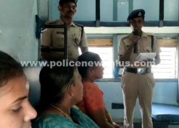 ஓடும் ரயிலில்,  விழிப்புணர்வு!