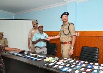 காணாமல் போன செல்போன், பணம் மீட்கப்பட்டு உரியவர்களிடம் ஒப்படைத்த நெல்லை மாநகர காவல் ஆணையாளர்