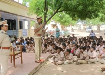 பள்ளி மாணவ மாணவிகளிடம் விழிப்புணர்வு ஏற்படுத்திய காவல் துறையினர்.