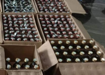 மதுபான பாட்டில்களை, பதுக்கி வைத்திருந்த 2 பேர் கைது!