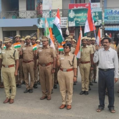 எஸ்.பி தலைமையில்,கொடி அணிவகுப்பு!