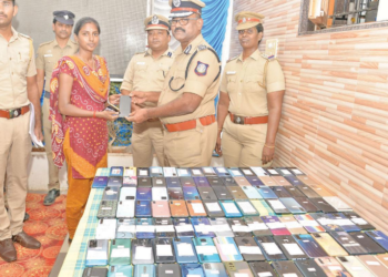 காணாமல்போன 108 செல்போன்கள்,உரியவர்களிடம் ஒப்படைத்த காவல்துறையினர்!
