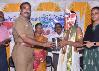 மாணவர்களுடன்,போலீஸ் சூப்பிரண்டு!