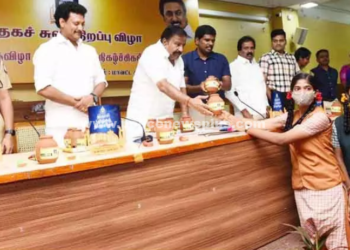 ஆட்சியர் அலுவலகத்தில், புத்தக சுவர்!