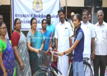 விலையில்லா மிதிவண்டிகளை, மாணவர்களுக்கு  வழங்கிய மேயர்!