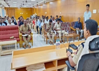 கொரியர் சர்வீஸ், டிராவல்ஸ் ஏஜென்சி உரிமையாளர்களுடன் தூத்துக்குடி S.P