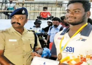 மாணவருக்கு தங்கப்பதக்கம் வழங்கிய S.P