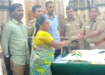 காணமல் செல்போன்களை, உரிவர்களிடம் ஒப்படைத்த தஞ்சை காவல்துறையினர்!