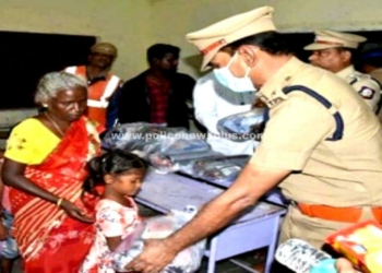 மக்களுக்கு அத்தியாவசிய பொருட்கள் வழங்கிய S.P