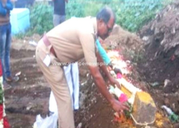 பிரேதத்தை நல்லடக்கம் செய்த காவல்துறையினர்!