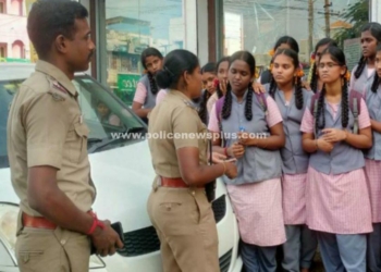பள்ளி மாணவர்களிடம் காவல்துறையினர்!
