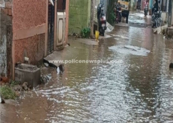 மதுரையில்  குளங்களாக மாறிய சாலைகள்!