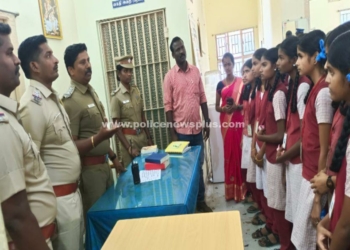 காவல் நிலையத்துக்கு வருகை தந்த பள்ளி மாணவர்கள்