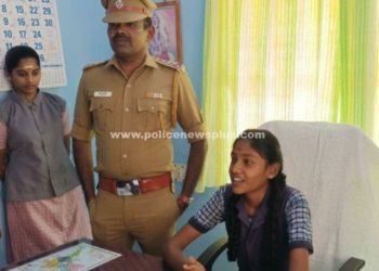 மாணவிகளை ஆய்வாளர் இருக்கையில் அமர வைத்து கௌரவம்!