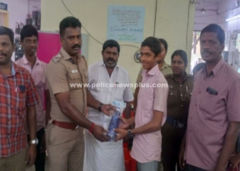 காவல்துறையினரிடம் சிறப்பான பரிசுகளை பெற்ற மாணவர்கள்!