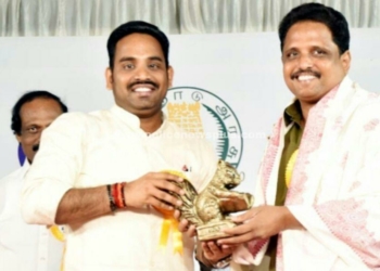 நினைவு பரிசுகளை வழங்கிய ஆட்சியர்!