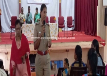 கல்லூரி மாணவர்களுடன் காவல்துறையினர்!