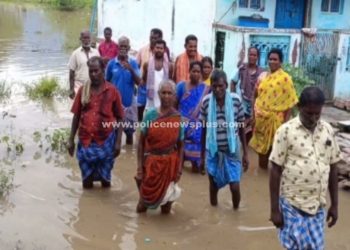 ஆக்கிரமிப்பில் தேங்கிய மழைநீர், கிராம மக்கள் அவதி!