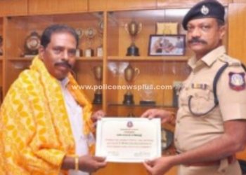 காவல்துறையினருக்கு பொன்னாடை அணிவித்து பாராட்டு!