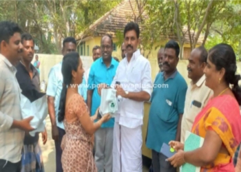 காரியாபட்டி உழவர்சந்தையில் பேரூராட்சித் தலைவர்!