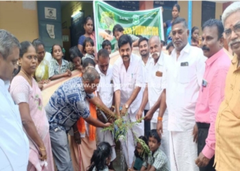 அரசு பள்ளி வளாகத்தில் மரக்கன்றுகள் நடும் விழா!