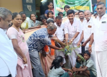 அரசு பள்ளி வளாகத்தில் மரக்கன்றுகள் நடும் விழா!